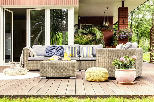 Mesa Jardín Con Frutas Zumo Naranja Fresco Pie Terraza Madera —  Fotos de Stock