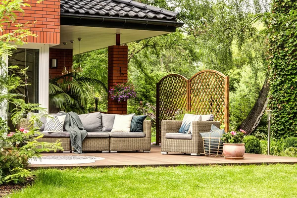 Deken Gegooid Tuin Sofa Mand Met Kussens Permanent Naast Fauteuil — Stockfoto