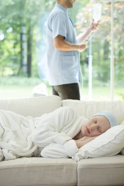 Schwache Frau Mit Brustkrebs Schläft Auf Dem Sofa Und Wird — Stockfoto