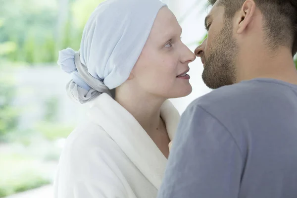 Primer Plano Esposa Enferma Con Cáncer Ovario Mirando Marido Con — Foto de Stock