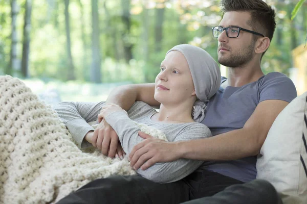 Freund Unterstützt Krankes Mädchen Mit Brustkrebs Beim Entspannen Hause — Stockfoto