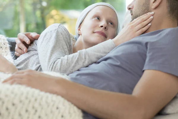 Uśmiechnięte Dziewczyny Rakiem Przytulanie Chłopakiem Podczas Relaksu Domu — Zdjęcie stockowe
