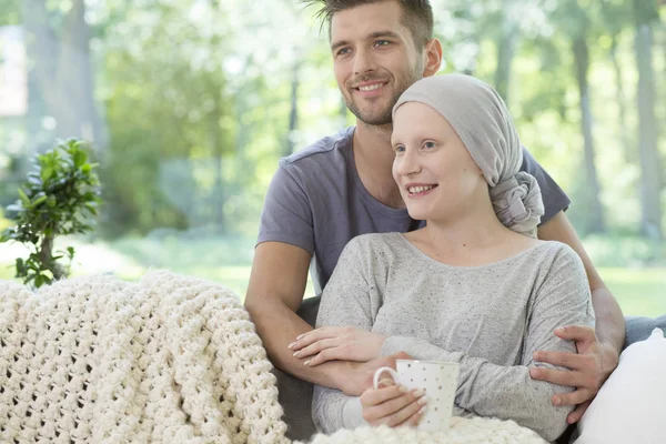 Улыбающаяся Пара Дома Муж Поддерживает Больную Жену После Химиотерапии Лейкемии — стоковое фото