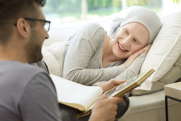 Man Läser Bok Till Leende Sjuk Kvinna Med Huvudduk Lever — Stockfoto