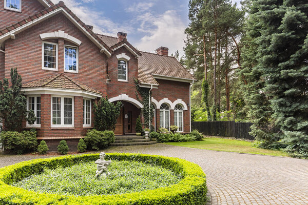 Настоящее фото дома в английском стиле и его двора
 