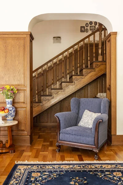 Sillón Azul Contra Escaleras Madera Interior Clásico Sala Estar Con — Foto de Stock