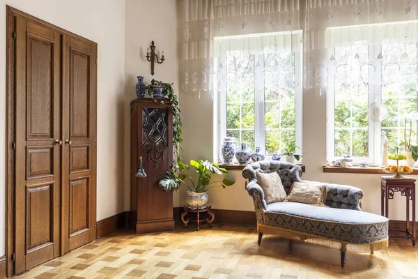 追加用寝椅子 磁器花瓶 木製のドアや窓にカーテンでリビング ルームのインテリアの本物の写真 — ストック写真
