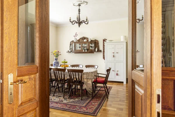 Real Photo Antique Dining Room Interior Big Table Chairs Wall — Stock Photo, Image