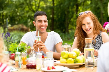 Elma bir tablo ile bahçe partisi zevk arkadaş grubu