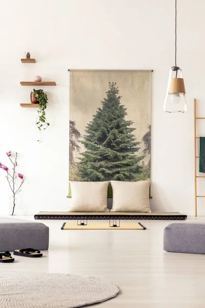 枕头在垫和坐垫凳产品在极小的日本卧室内部与树海报 真实照片 — 图库照片