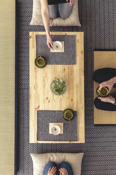 Foto Real Tres Personas Sentadas Alrededor Una Mesa Madera Bebiendo — Foto de Stock