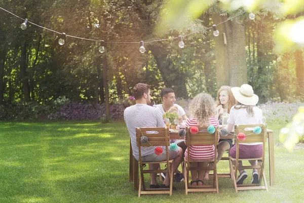 Mångkulturell Grupp Vänner Äter Lunch Trädgården Solig Dag — Stockfoto