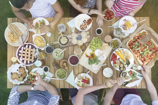 Vista Superior Sobre Pessoas Almoçando Mesa Madeira Jardim — Fotografia de Stock