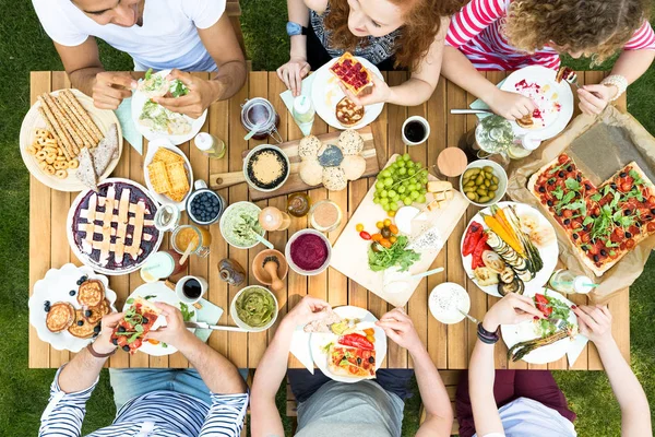 Felülnézet Baráti Egy Asztal Eszik Pizzát Zöldségek Kívül Egy Meleg — Stock Fotó