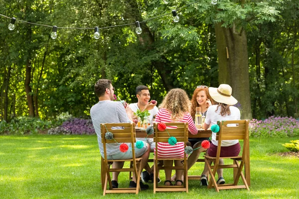 Amigos Rindo Sentados Uma Mesa Jardim Comendo Uma Refeição Vegetariana — Fotografia de Stock
