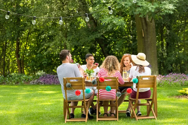 Amici Che Ridono Seduti Tavolo Giardino Mangiano Pasto Vegetariano Raccontano — Foto Stock