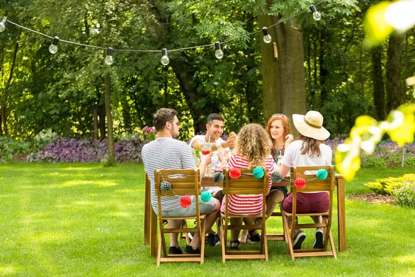 Grupo Amigos Sonrientes Disfrutando Fiesta Cumpleaños Aire Libre Durante Verano —  Fotos de Stock