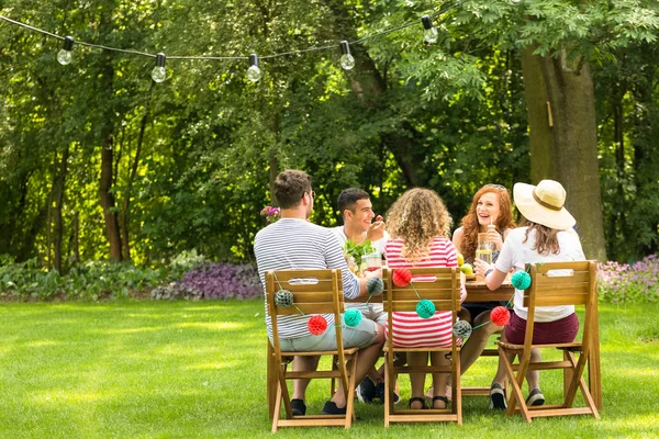 Amigos Disfrutando Reunión Durante Fiesta Cumpleaños Jardín —  Fotos de Stock