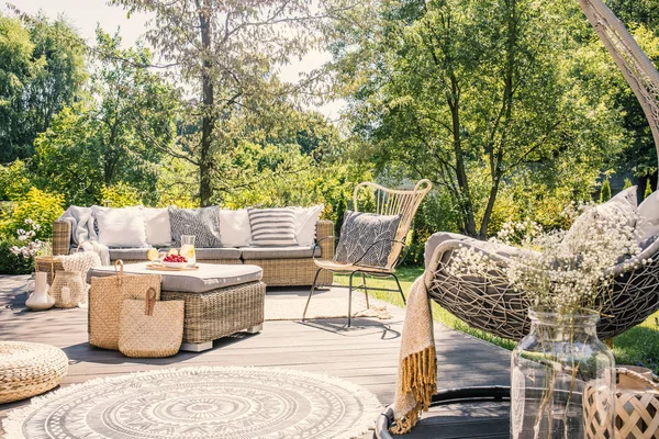 Travesseiro Modelado Cadeira Vime Lado Sofá Terraço Com Tapete Jardim — Fotografia de Stock