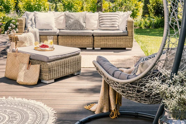 Cuscini Sul Divano Rattan Tavolo Sul Patio Con Sedia Appesa — Foto Stock