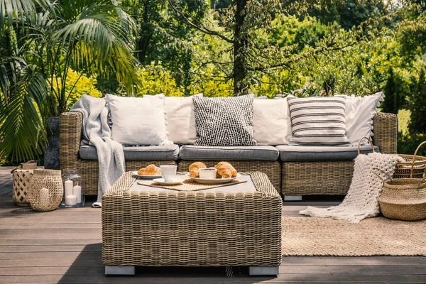 Close Van Een Outdoor Tafel Van Rotan Met Koffie Croissants — Stockfoto