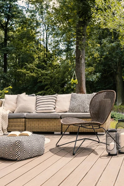 Foto Reale Una Terrazza Soleggiata Ostello Con Pouf Fantasia Sedia — Foto Stock