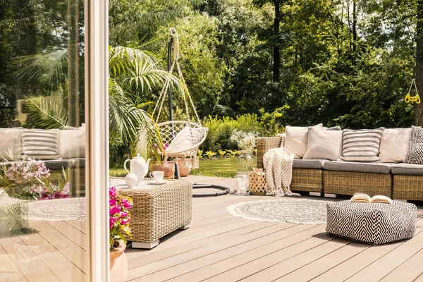 Hocker Und Rattan Sofa Auf Der Holzterrasse Mit Hängesessel Garten — Stockfoto