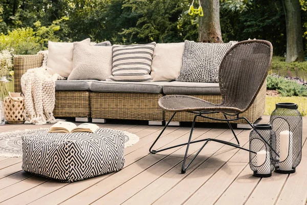 Pouf Decorato Sedia Rattan Patio Legno Con Cuscini Divano Lanterne — Foto Stock