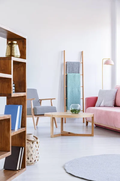 Drewniane Półki Tabeli Jasny Salon Wnętrza Fotel Sofa Różowy Prawdziwe — Zdjęcie stockowe