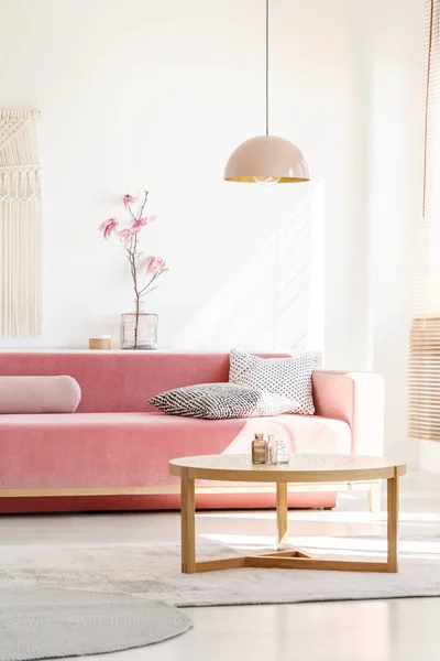 Style Rétro Lampe Suspendue Rose Millénaire Dessus Une Table Basse — Photo