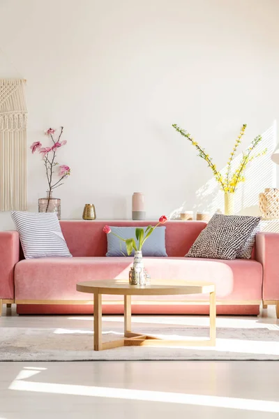 Cojines Sofá Rojo Mesa Madera Interior Sala Estar Con Flores — Foto de Stock