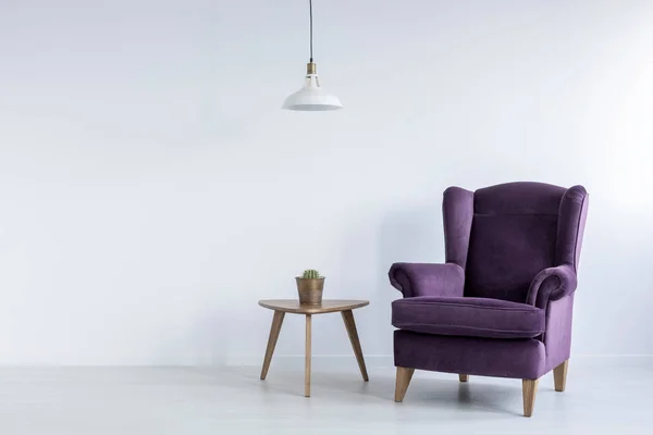 Деревянный Стол Причудливый Темно Фиолетовый Кресло Крыло Пустой Гостиной Интерьер — стоковое фото