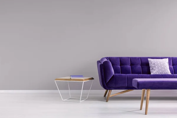枕头上的时尚 充满活力的紫色沙发和钻石形状 旁边的桌子在一个灰色的客厅内部与地方的地板灯 真实照片 — 图库照片