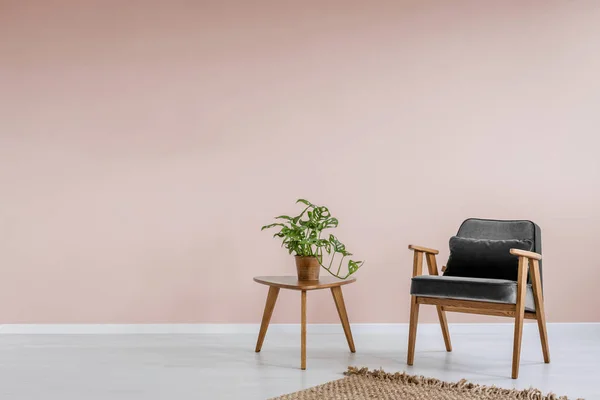 Houten Fauteuil Met Grijze Bekleding Een Bijzettafel Een Pastel Roze — Stockfoto