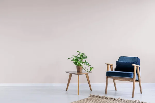 Niebieski Fotel Drewnianej Ramy Modny Salon Wnętrza Puste Różowy Ściany — Zdjęcie stockowe