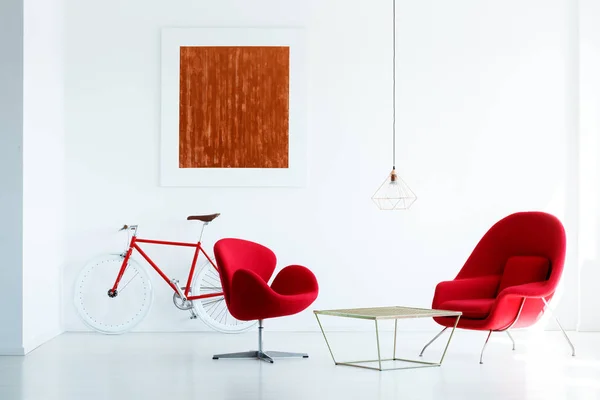 Mesa Entre Poltronas Vermelhas Sala Estar Interior Branco Com Bicicleta — Fotografia de Stock