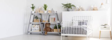 Raf kutuları, kitaplar ve bir yatakta bir çocuğun odası iç yanındaki üçgenler ile. Boş duvar, Mobilya için yer