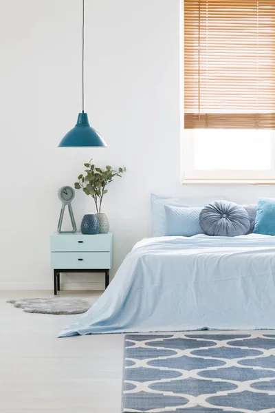 Intérieur Chambre Blanche Avec Literie Bleue Sur Lit Double Lampe — Photo