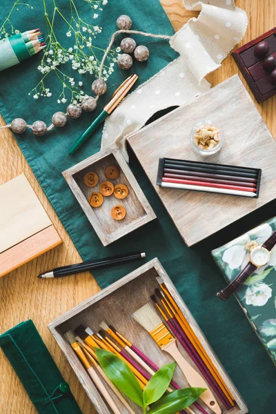 Cajas Con Pinceles Botones Colocados Sobre Mesa Madera Con Paño — Foto de Stock