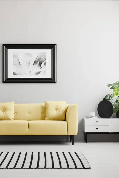 Poster Über Gelbem Sofa Minimalgrauen Wohnzimmerinterieur Mit Teppich Und Schrank — Stockfoto