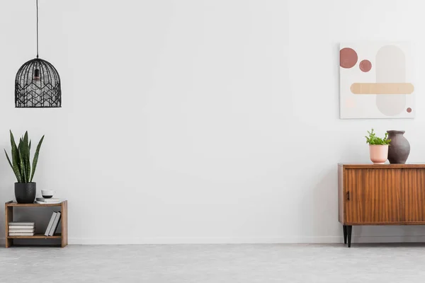 Retro Fából Készült Szekrény Egy Festmény Egy Üres Nappali Belső — Stock Fotó