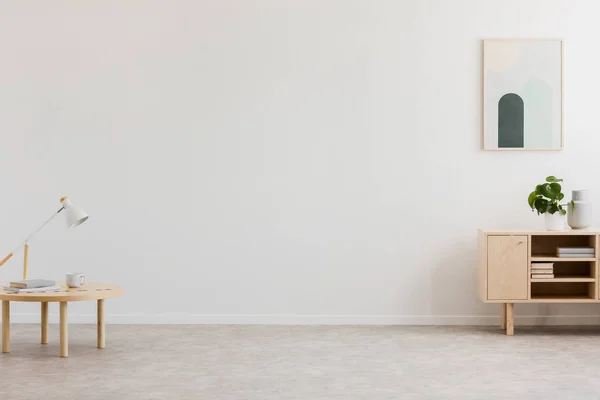 Lampe Bureau Sur Une Petite Table Une Armoire Simple Bois — Photo