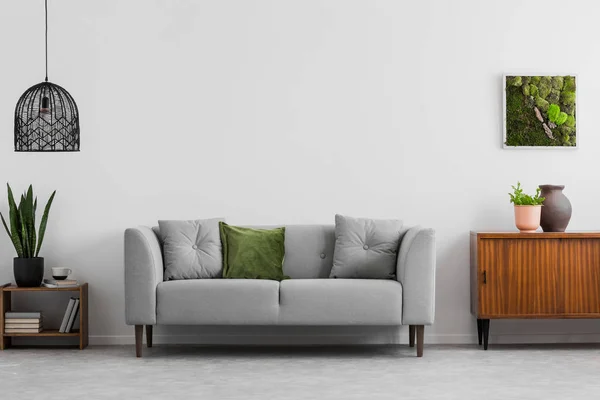 Graues Sofa Mit Kissen Neben Holzschrank Wohnzimmer Mit Lampe Und — Stockfoto