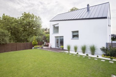 Geniş bahçe ve Bahar sırasında yeşil çim ile Beyaz Saray. Gerçek fotoğraf