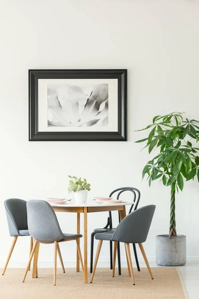 Foto Real Del Interior Comedor Con Una Mesa Sillas Árbol — Foto de Stock