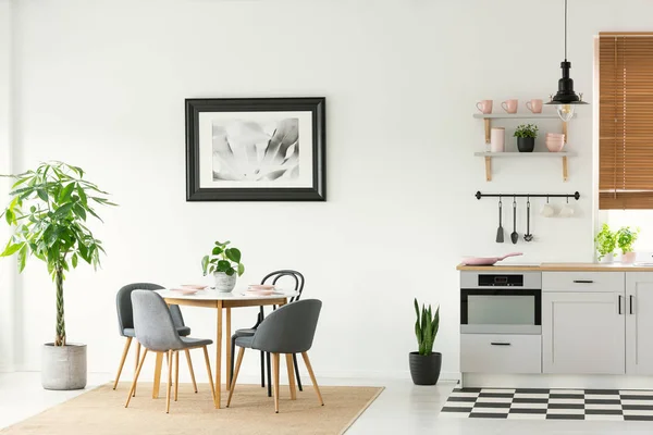 オープン スペース ダイニングやキッチンのインテリア モダンな木製家具と植物で白い壁の写真フレーム — ストック写真