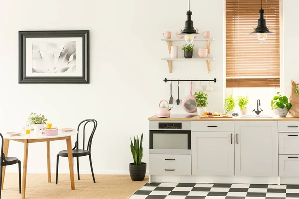 Industrielampen Und Schwarze Stühle Einer Weißen Küche Mit Modernem Backofen — Stockfoto