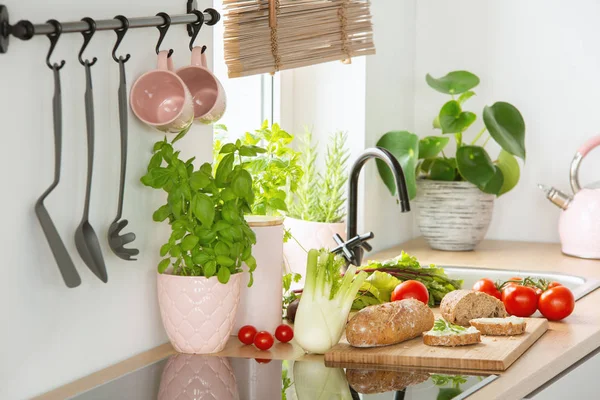 Pan Centeno Una Tabla Cortar Tomates Verduras Una Encimera Interior — Foto de Stock