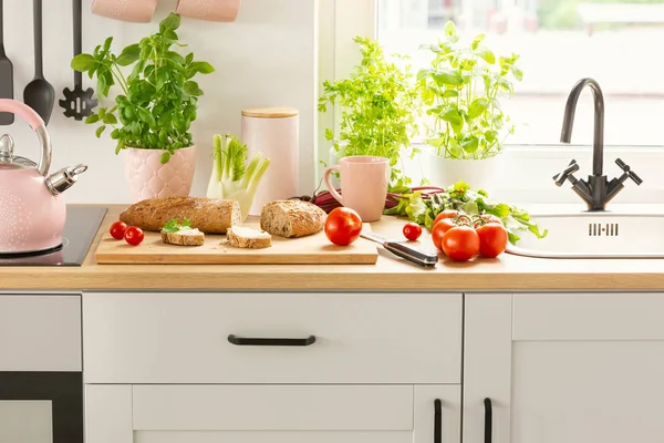 厨房内台面上的面包 西红柿和植物特写 — 图库照片