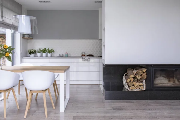 Weiße Stühle Holztisch Modernen Esszimmer Interieur Mit Lampe Und Kamin — Stockfoto